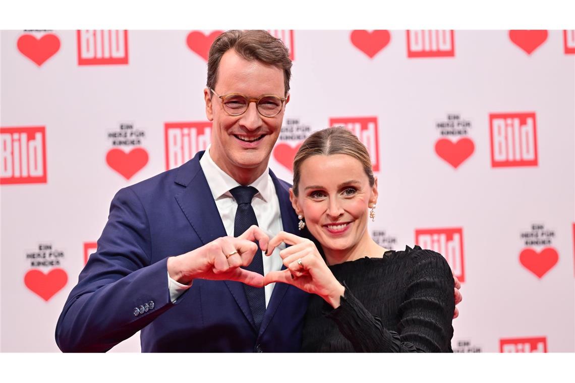 Hendrik Wüst (CDU) und seine damals noch schwangere Frau Katharina bei der Gala "Ein Herz für Kinder" (Archivfoto)