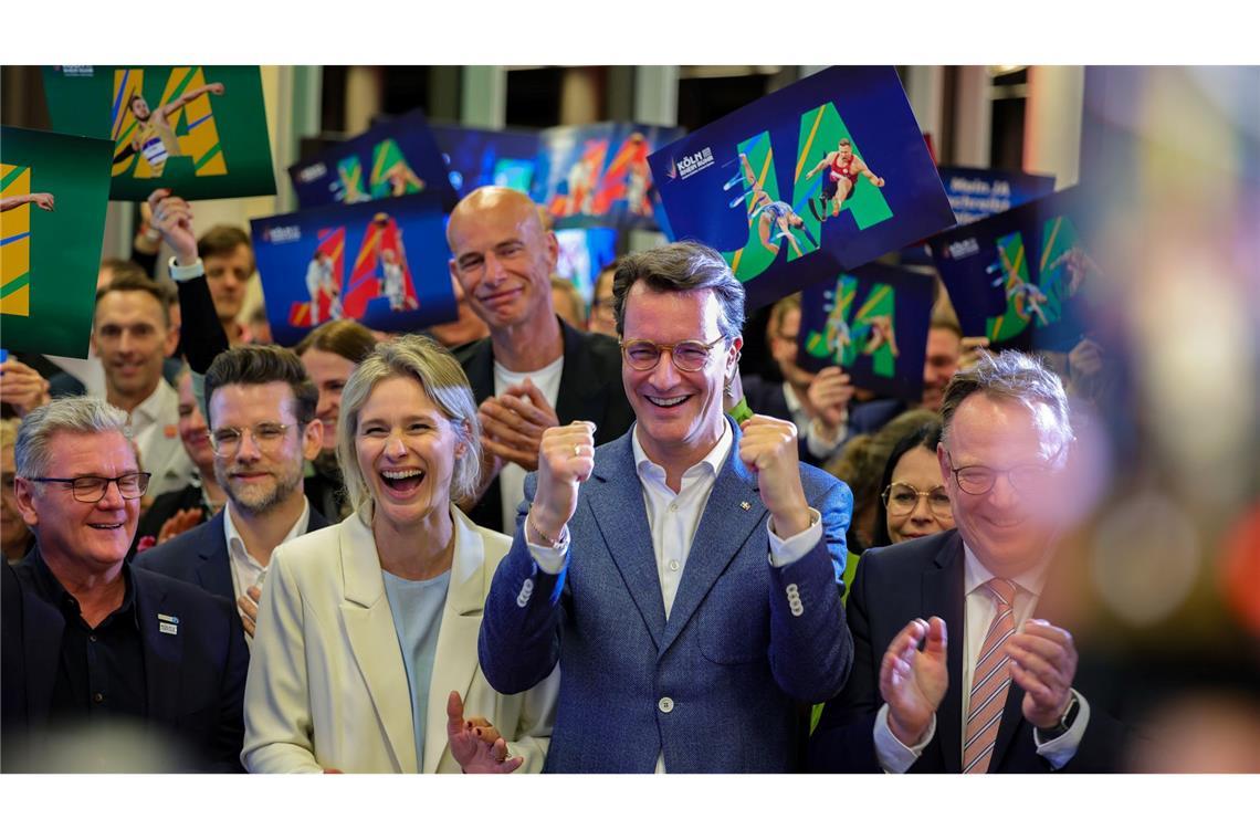 Hendrik Wüst, Ministerpräsident des Landes Nordrhein-Westfalen, jubelt.