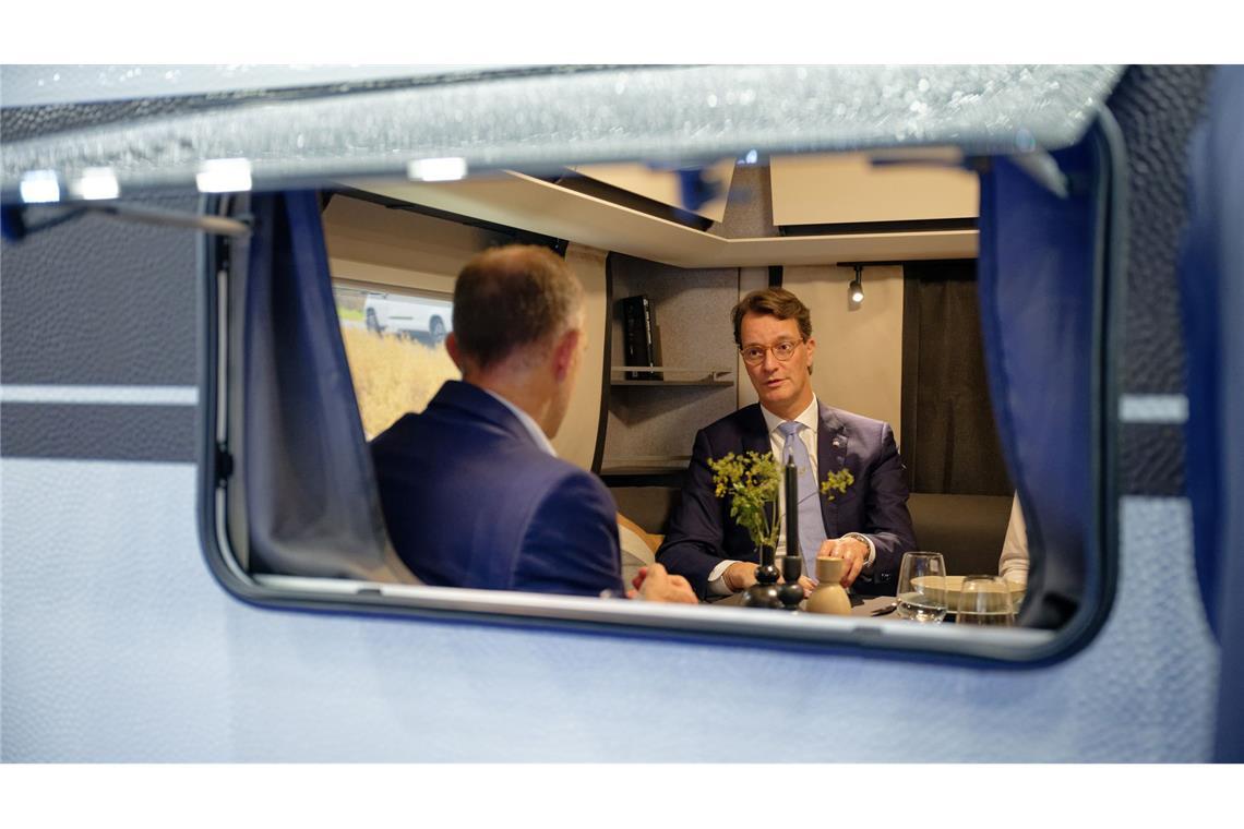 Bilder des Tages Hendrik Wüst, Ministerpräsident von Nordrhein-Westfalen (CDU), besucht die Camping-Messe "Caravan Salon" in Düsseldorf.