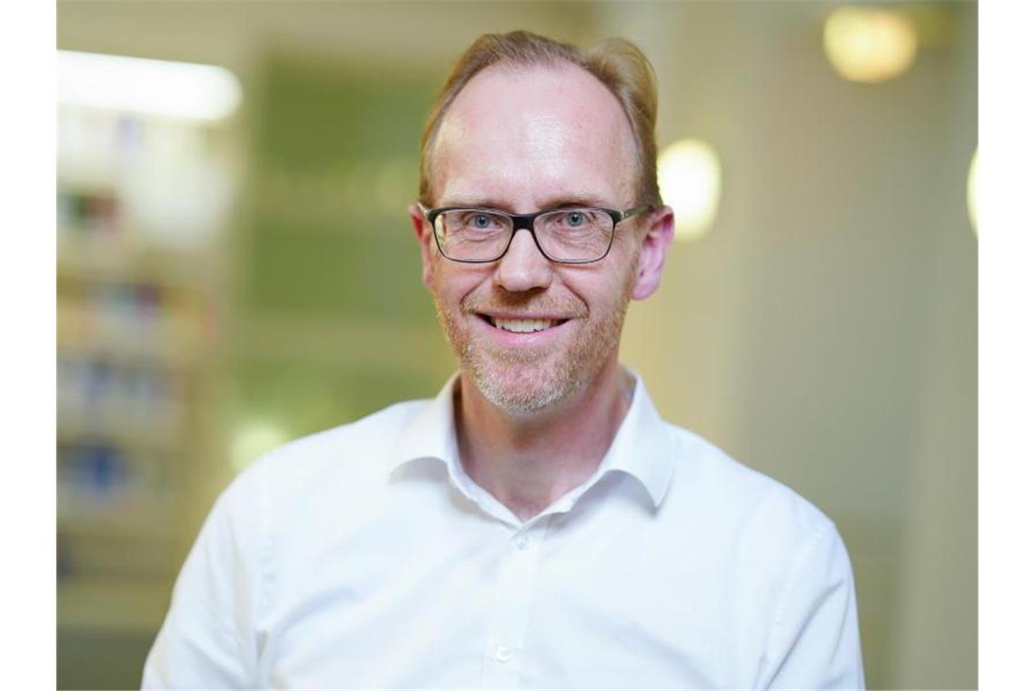 Experte: Nach Brexit mehr sprachliche Gerechtigkeit in EU Henning Lobin, Direktor des Instituts für Deutsche Sprache (IDS), steht in der Bibliothek. Foto: Uwe Anspach/dpa/Archivbild