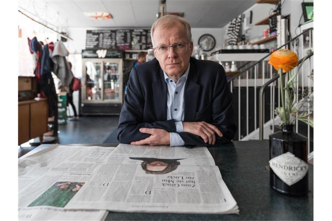 Henning Ziebritzki sitzt in einem Café. Foto: Björn Klein/Copyright: SWR/Björn Klein/dpa/Archivbild