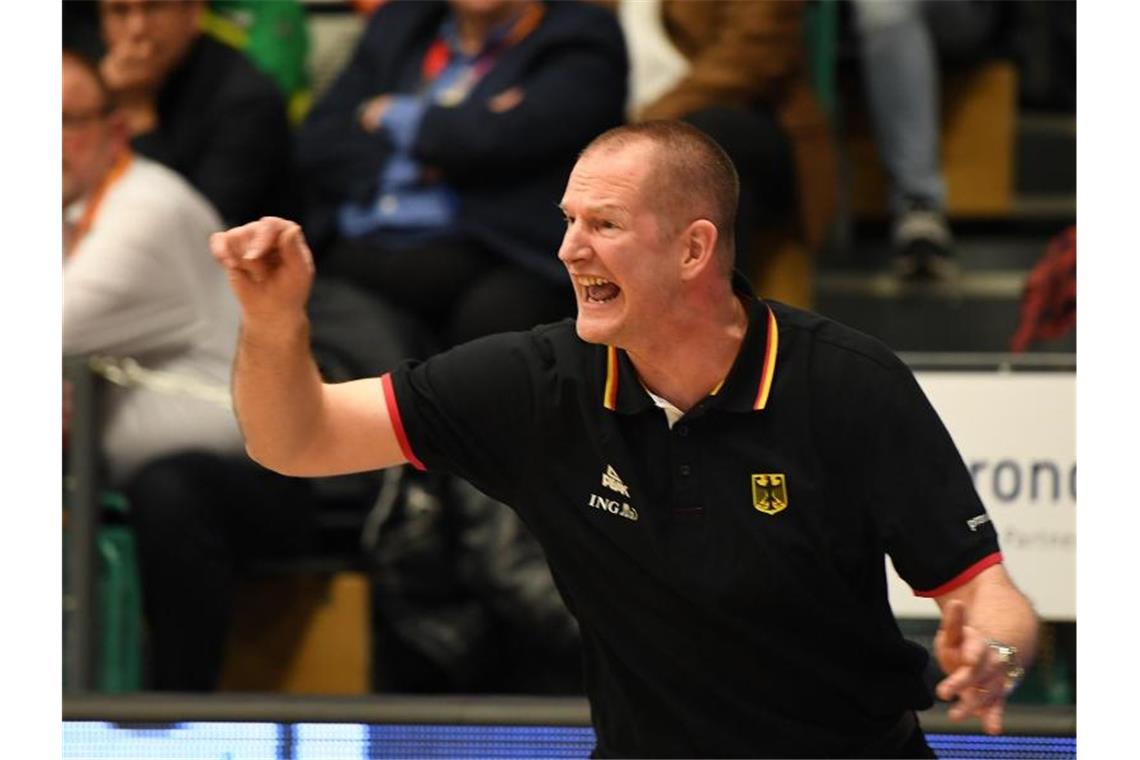 Erster Schritt aus Tief: Basketballer schlagen Frankreich Henrik Rödl gibt jungen Spielern eine Chance. Foto: Carmen Jaspersen/dpa