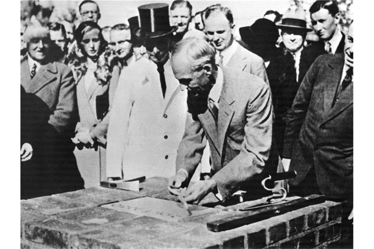 Henry Ford (M) bei der Grundsteinlegung zu den Kölner Ford-Werken am 2. Oktober 1930. Foto: picture-alliance / dpa