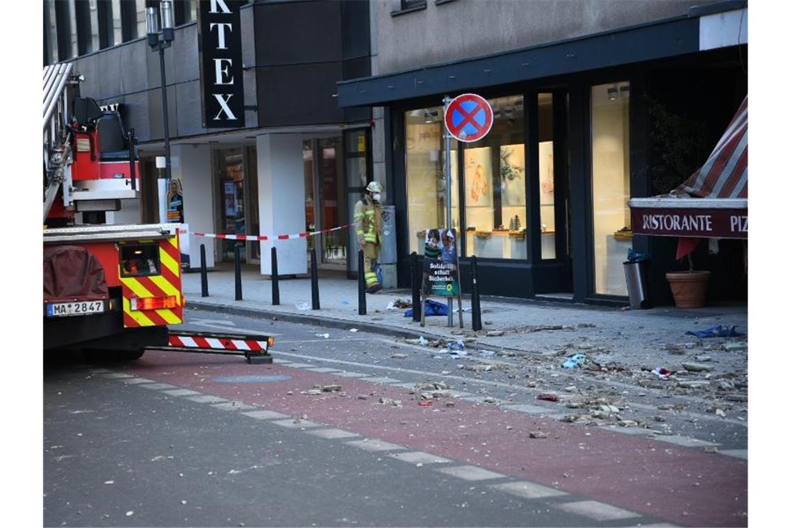 Herabstürzende Gebäudeteile verletzen Passanten in Mannheim Herabgestürzte Fassadenteile eines Hauses liegen in der Mannheimer Innenstadt. Foto: -/PR-Video/dpa