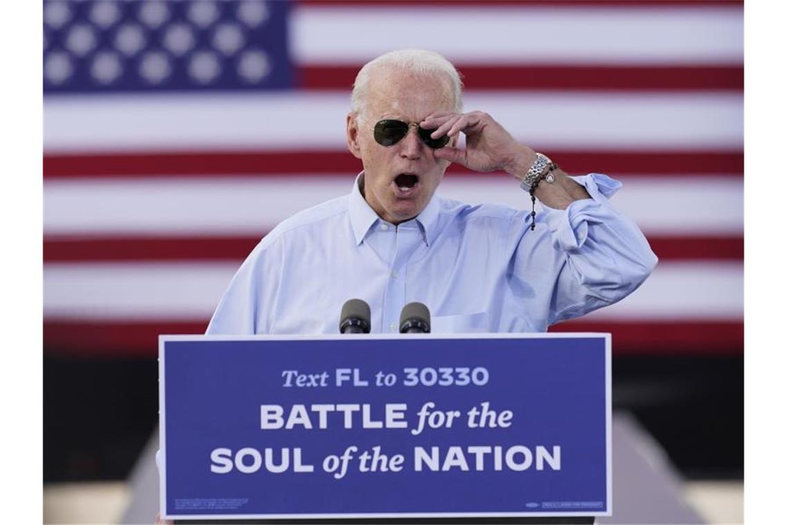 Herausforderer Joe Biden greift auf einer Wahlkampfkundgebung US-Präsidenten Donald Trump an. Foto: Andrew Harnik/AP/dpa