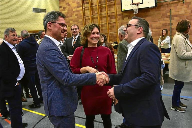 Herausforderer Lars Herold (rechts) gratuliert dem bisherigen und künftigen Bürgermeister Frank Hornek. Foto: Tobias Sellmaier
