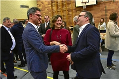 Herausforderer Lars Herold (rechts) gratuliert dem bisherigen und künftigen Bürgermeister Frank Hornek. Foto: Tobias Sellmaier