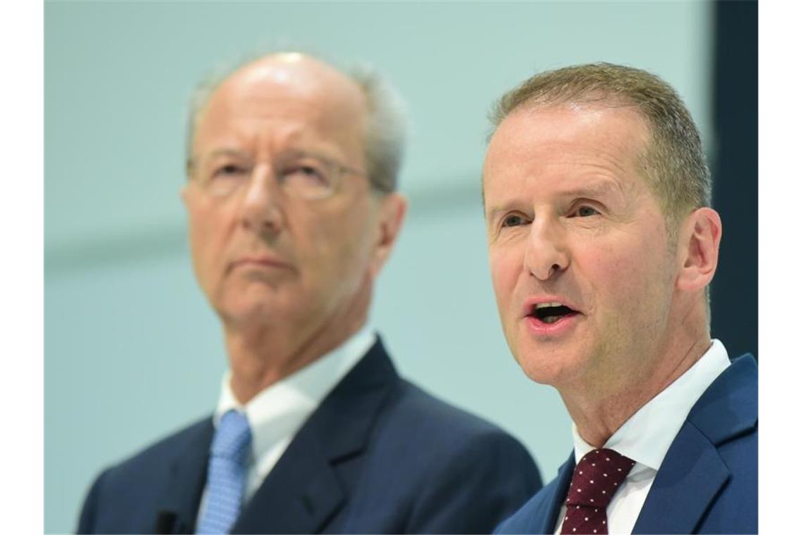 Herbert Diess (r), Vorstandsvorsitzender der Volkswagen AG, und Hans Dieter Pötsch, Chef des VW-Aufsichtsrats. Foto: Hauke-Christian Dittrich/dpa