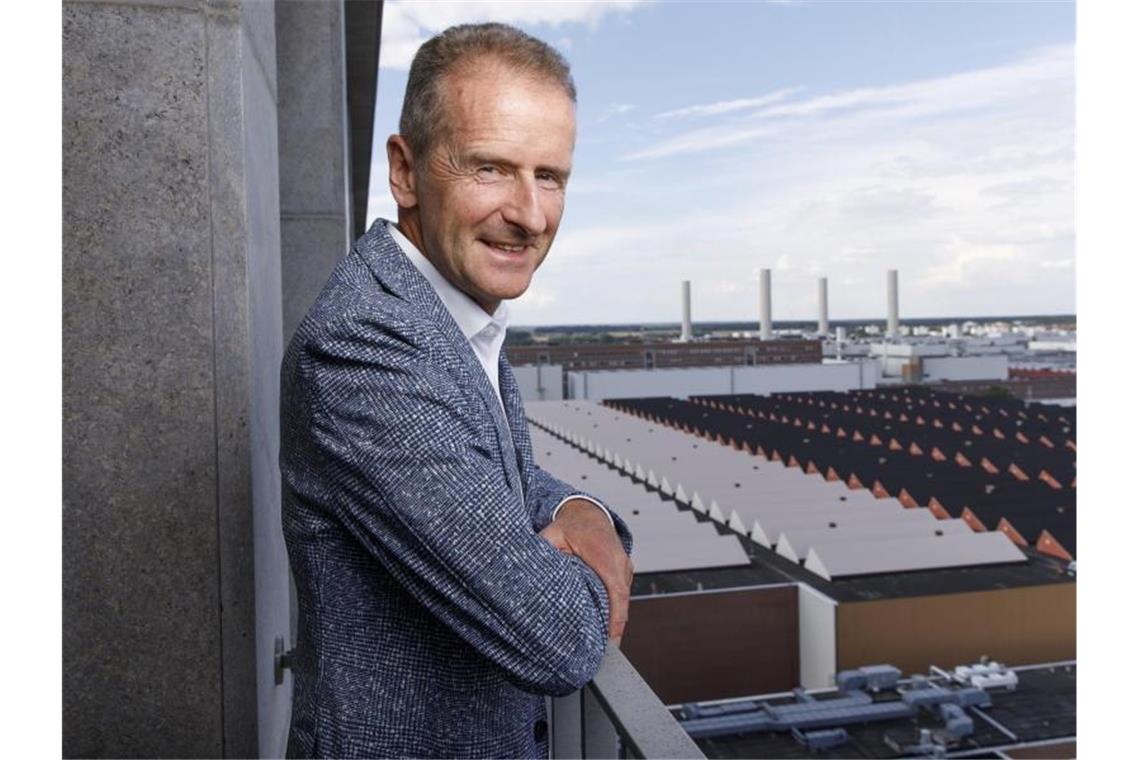 VW-Konzern mit Rekordgewinn im Halbjahr Herbert Diess, Vorsitzender des Vorstands der Volkswagen AG, posiert bei einem Fotoshooting auf dem Balkon über dem Firmengelände in Wolfsburg. Foto: Carsten Koall/dpa