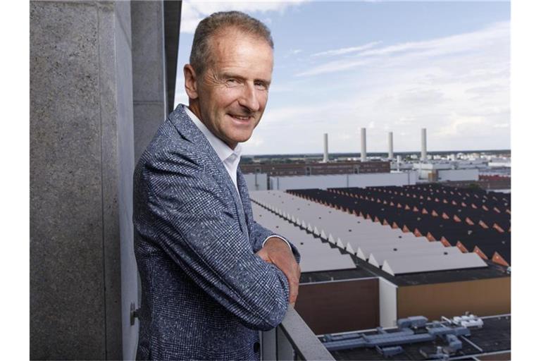 Herbert Diess, Vorsitzender des Vorstands der Volkswagen AG, posiert bei einem Fotoshooting auf dem Balkon über dem Firmengelände in Wolfsburg. Foto: Carsten Koall/dpa