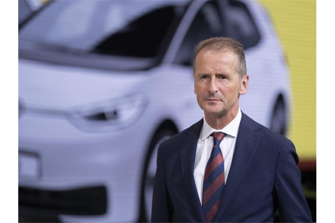VW kämpft um Chips, Gewinn sprudelt trotzdem Herbert Diess, Vorstandsvorsitzender der Volkswagen AG, am Stand von Volkswagen auf der IAA. Foto: Silas Stein/dpa