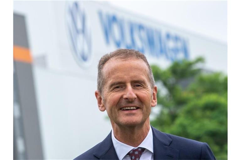 Herbert Diess, VW-Konzernchef, vor dem Werk von Volkswagen in Zwickau. Foto: Hendrik Schmidt/dpa