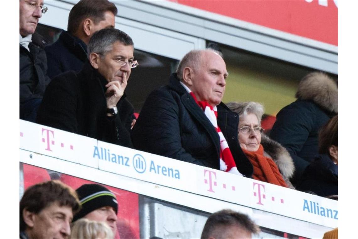 Herbert Hainer (l) wurde neuer Präsident des FC Bayern München und folgte auf Uli Hoeneß. Foto: Matthias Balk/dpa