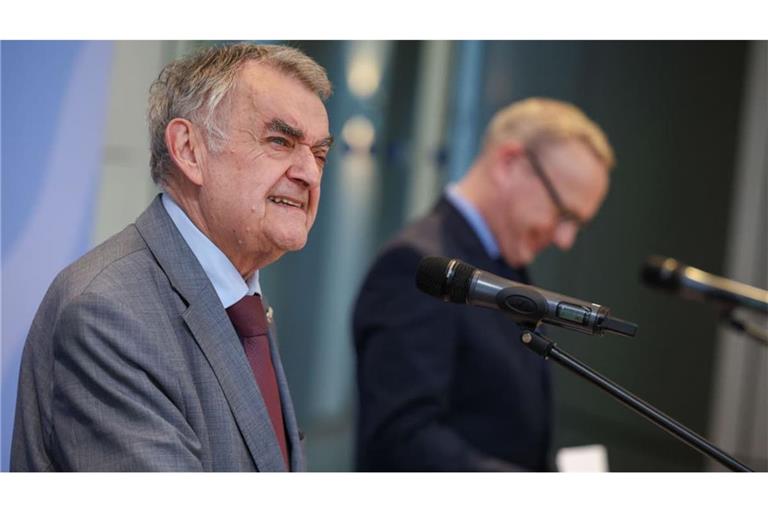 Herbert Reul (CDU), Innenminister von Nordrhein-Westfalen, spricht bei einem Pressestatement zum Schlag gegen eine russische Hackergruppe. Im Hintergrund Benjamin Limbach (Bündnis 90 / Grüne), Justizminister des Landes.