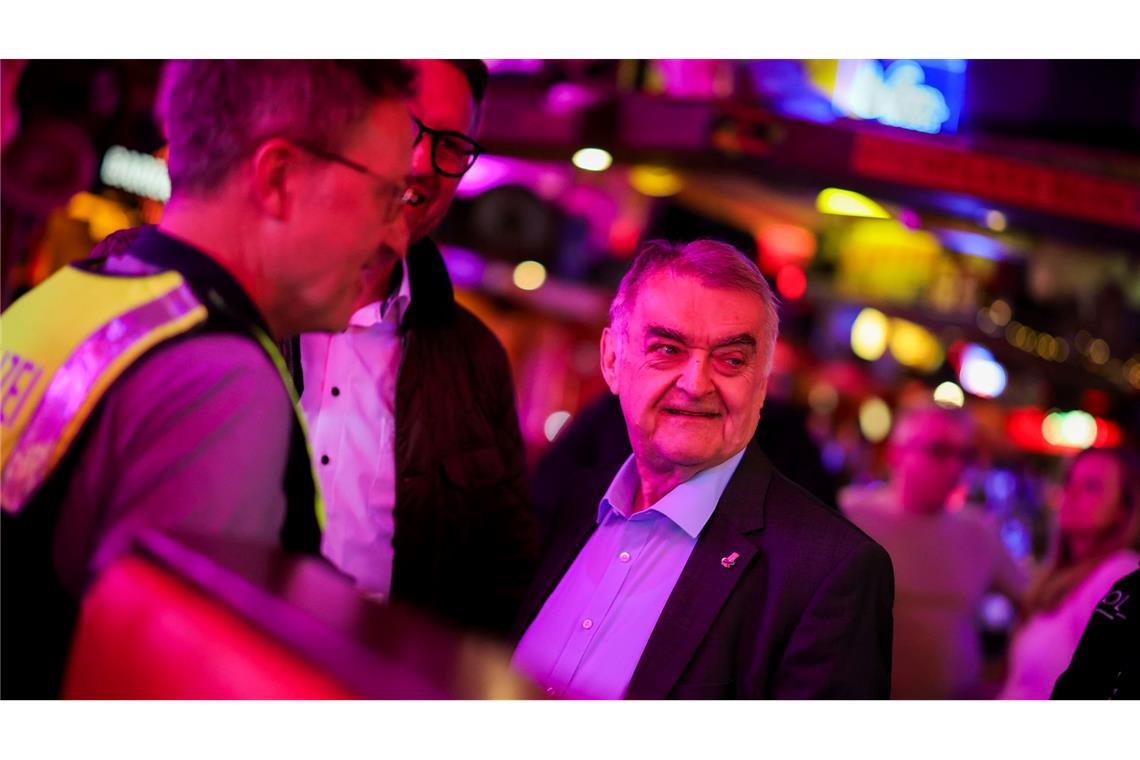 Bilder des Tages Herbert Reul (CDU), Innenminister von Nordrhein-Westfalen, steht bei der Kontrolle eines Diskothekenbetriebs in Dinslaken im Lokal.