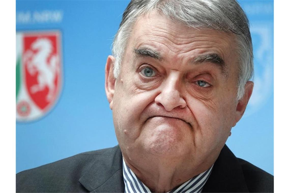 Rassismus beim Verfassungsschutz? Polizisten unter Verdacht Herbert Reul (CDU), Innenminister von Nordrhein-Westfalen, bei einem Pressestatement zum Skandal um rechtsextreme Tendenzen in der Polizei NRW. Foto: Weronika Peneshko/dpa