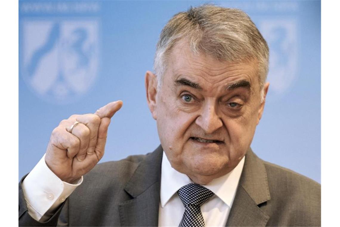 Herbert Reul, Innenminister des Landes Nordrhein-Westfalen (CDU), spricht bei einer Pressekonferenz zu erneuten Razzien nach rechtsextremen Chats bei der Nordrhein-Westfalen-Polizei. Foto: Henning Kaiser/dpa