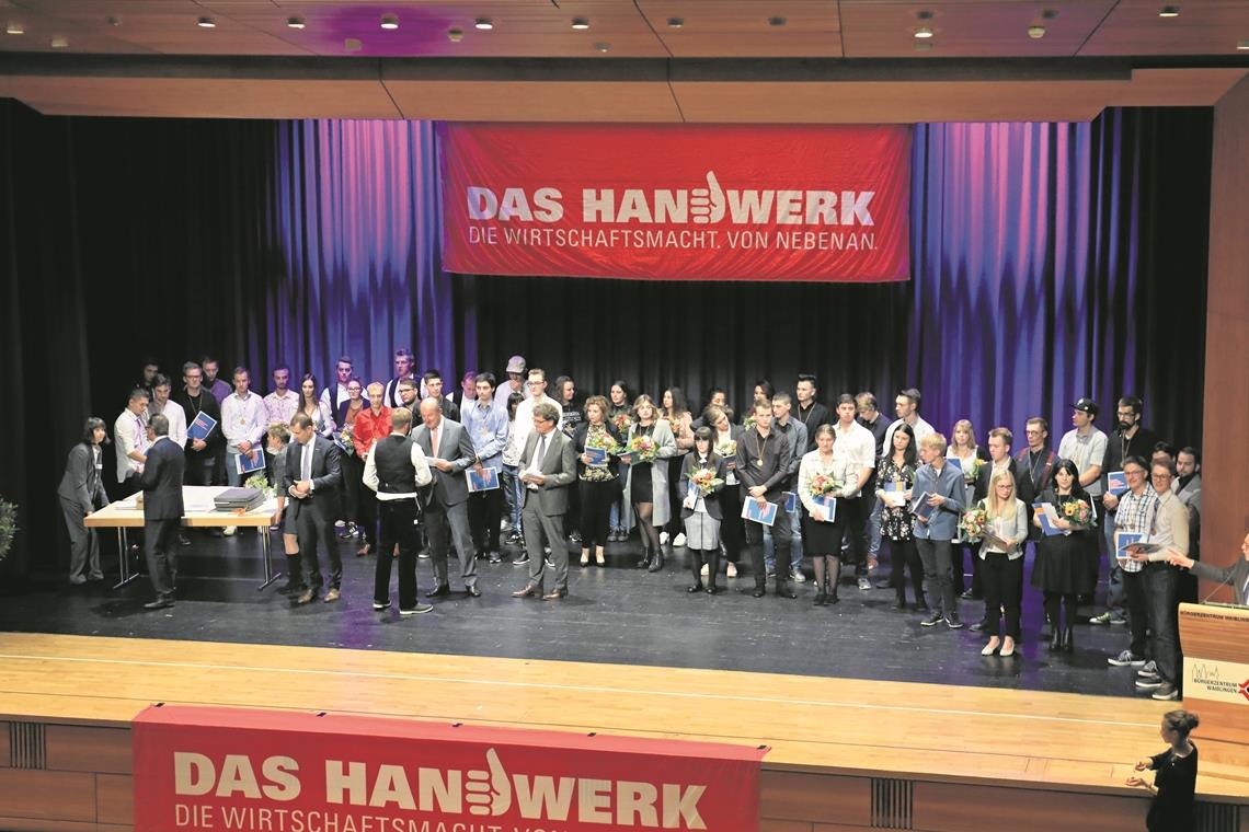 Applaus für 285 frischgebackene Gesellen Herbert Titze appellierte an die Gesellinnen und Gesellen, ihr Wissen auch an die kommenden Lehrlinge weiterzugeben. Foto: G. Habermann