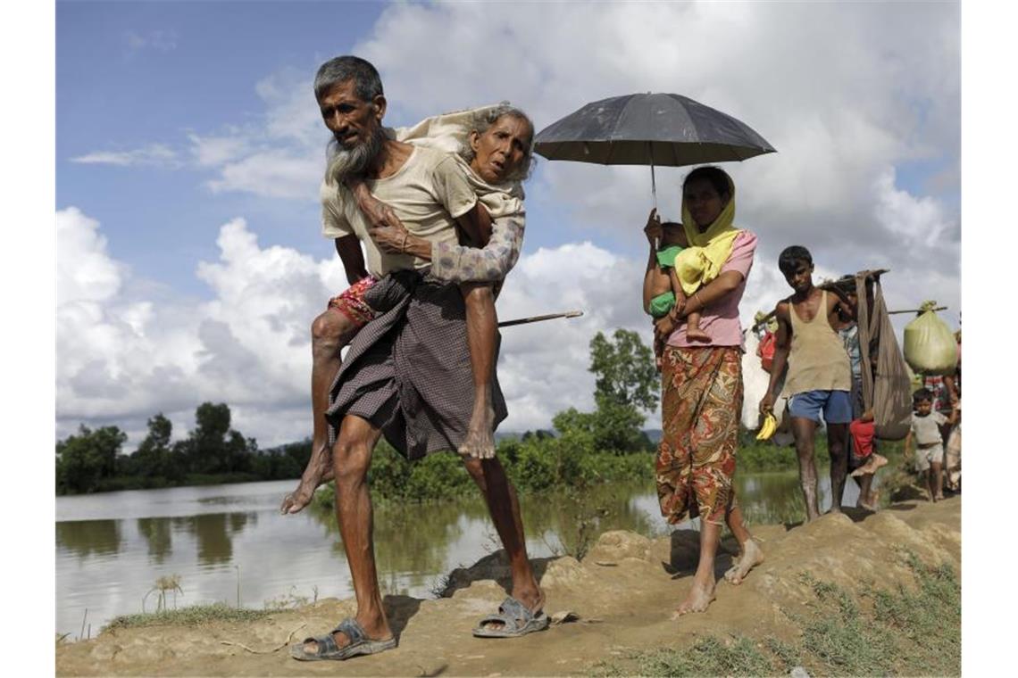 UN-Gericht: Myanmar muss Rohingya vor Völkermord schützen Herbst 2017: Flüchtlinge der muslimischen Rohingya-Minderheit überqueren die Grenze zwischen Bangladesch und Myanmar. Foto: Km Asad/Zuma Press/dpa