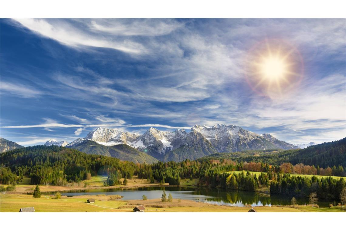 Herbst ist Wanderzeit: Eine farbige Herbstlandschaft an einem See in Bayern vor dem Karwendelgebirge.