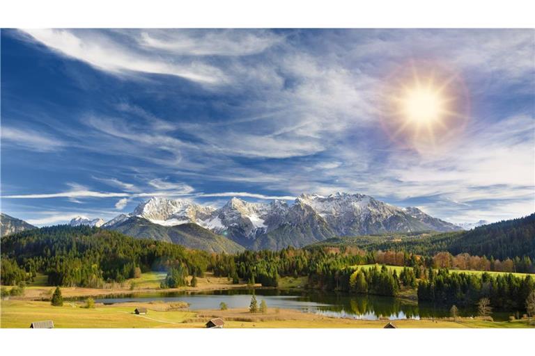 Herbst ist Wanderzeit: Eine farbige Herbstlandschaft an einem See in Bayern vor dem Karwendelgebirge.