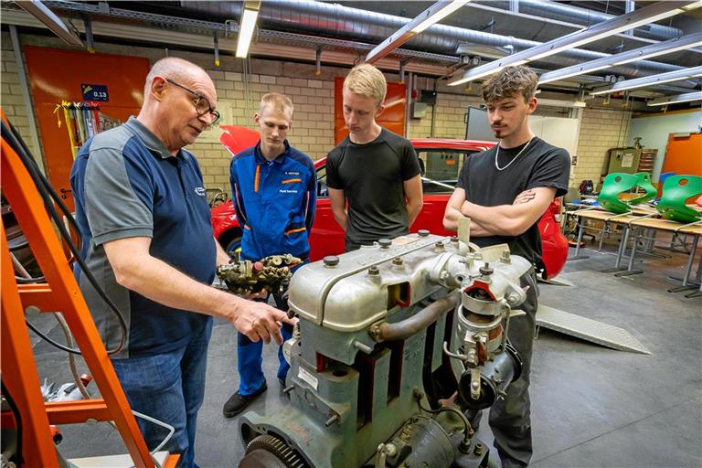 Heribert Gantner zeigt seinen Schülern Ralf Heppner, Eric Heim und Dejan Friedrich, wie die alte Technik funktioniert. Fotos: Alexander Becher