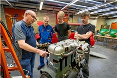 Heribert Gantner zeigt seinen Schülern Ralf Heppner, Eric Heim und Dejan Friedrich, wie die alte Technik funktioniert. Fotos: Alexander Becher