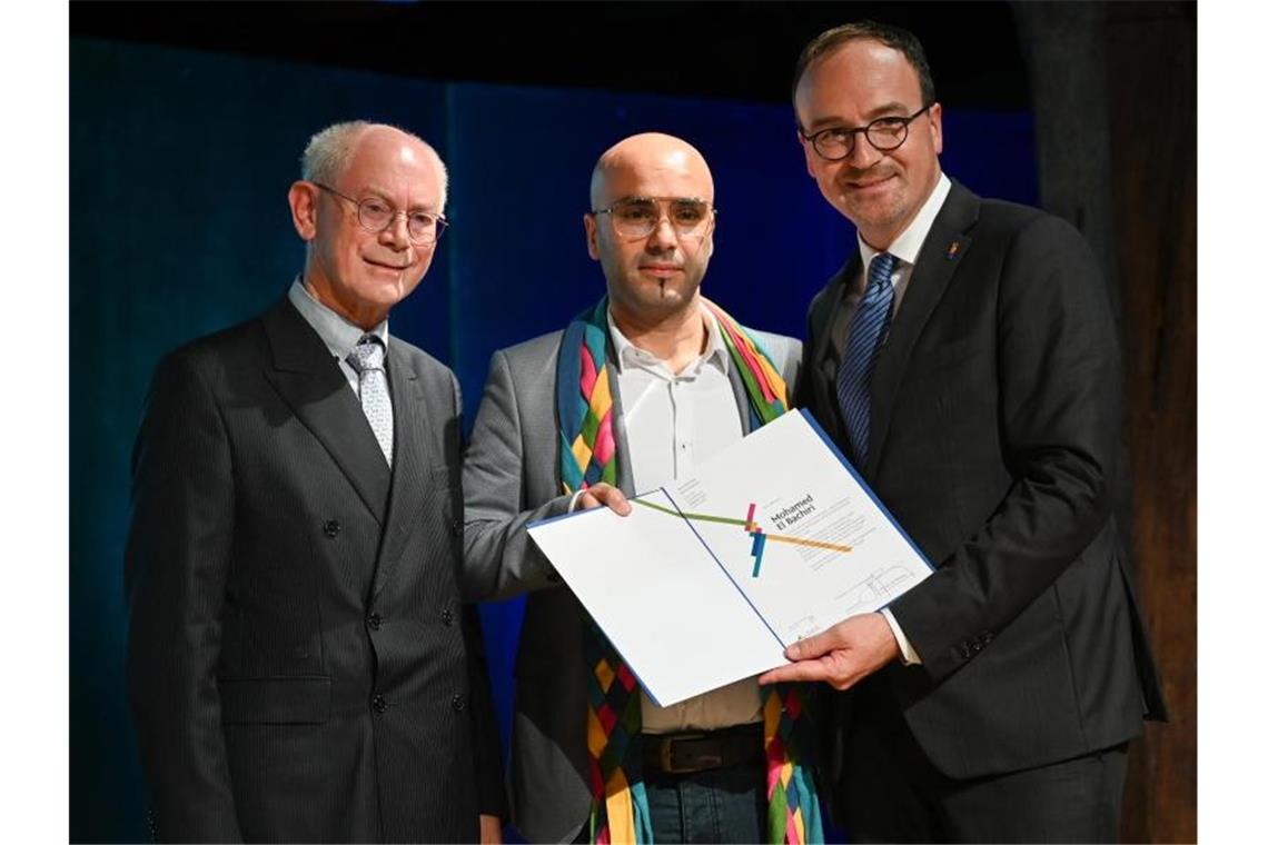 Witwer von Anschlagsopfer aus Belgien erhält Konzilspreis Herman Van Rompuy (l-r), Ex-Premierminister von Belgien, Mohamed El Bachiri und Uli Burchardt. Foto: Felix Kästle/dpa