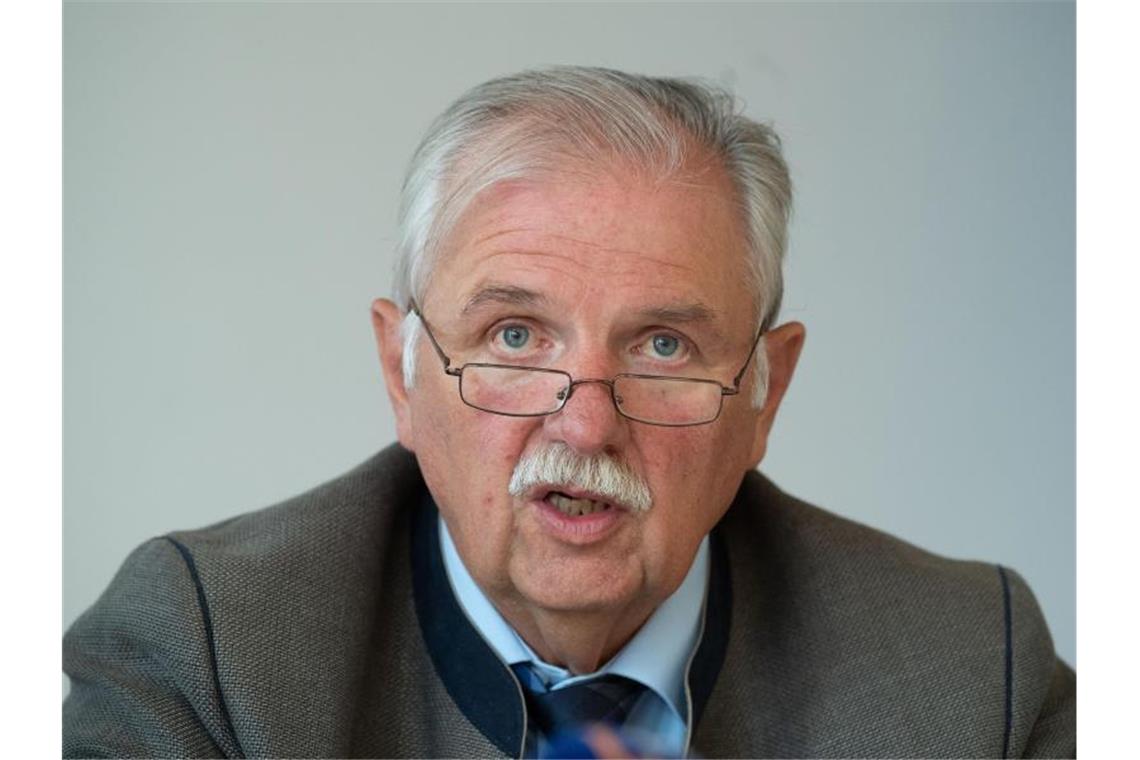 Hermann Hohl, Präsident des Weinbauverband Württemberg e.V., spricht während einer Pressekonferenz. Foto: Marijan Murat/dpa/Archivbild