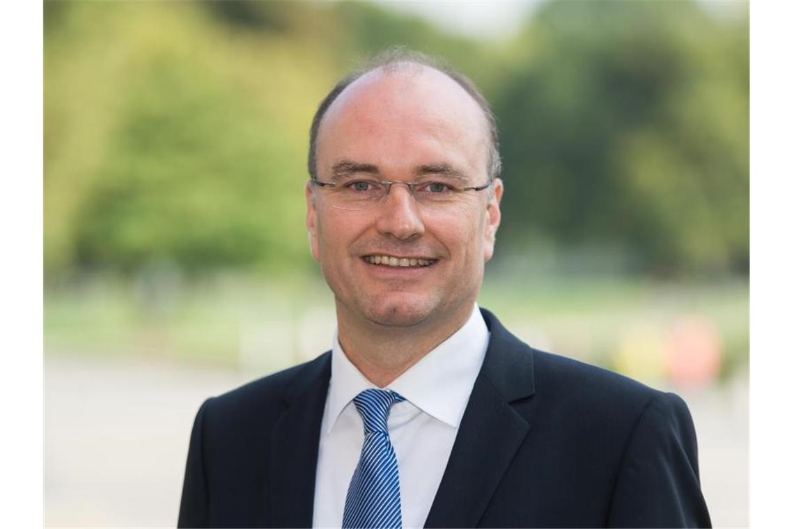 Handel fordert rasche Wiedereröffnung von Geschäften Hermann Hutter lächelt in die Kamera. Foto: picture alliance / Silas Stein/dpa