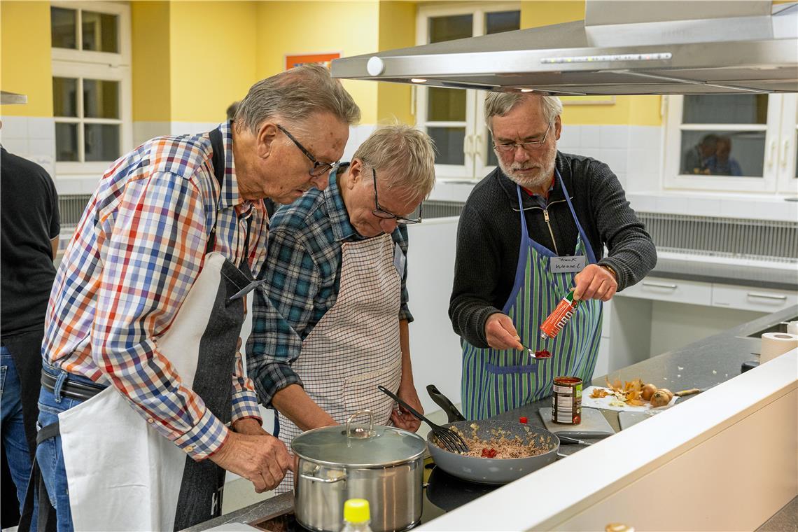 Hermann Mall, Peter Schmoll und Frank Wessel sind bereits ein eingespieltes Team am Herd. Foto: Alexander Becher