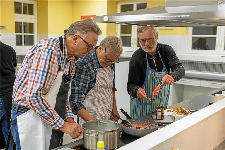 Hermann Mall, Peter Schmoll und Frank Wessel sind bereits ein eingespieltes Team am Herd. Foto: Alexander Becher