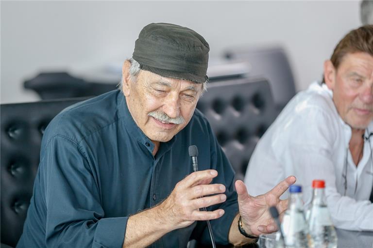 Hermann Püttmer, hier bei einer Pressekonferenz im August 2018 mit dem Architekten Helmut Jahn, geht gerne auf Konfrontationskurs mit der Stadt. Damit auf dem Kaelble-Areal etwas Neues entstehen kann, müssen aber beide Seiten zusammenarbeiten.Archivfoto: A. Becher