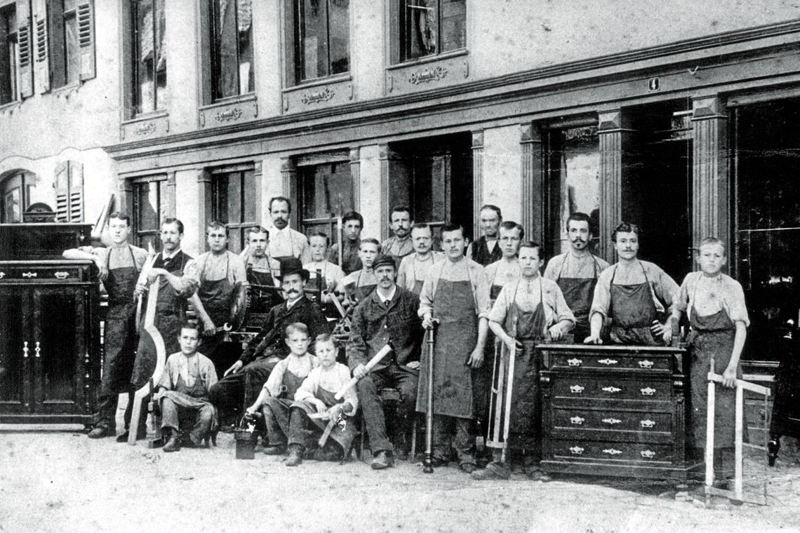 Hermann Sorg (mit Zylinder) umringt von Mitarbeitern Ende der 1880er-Jahre.