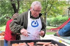 Hermann Witzig legte überall Hand an, wo er gebraucht wurde, so etwa beim Herbstfest der Lebenshilfe, deren langjähriger Vorsitzender er war. Foto: privat