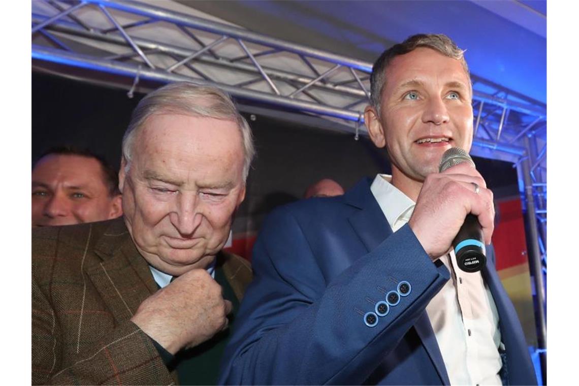 „Herr Höcke ist die Mitte der Partei“, sagt AfD-Chef Alexander Gauland über den Thüringer Parteifreund Björn Höcke (r.), den Gründer des rechtsnationalen „Flügels“ in der AfD. Foto: Jens Büttner/dpa-Zentralbild/dpa