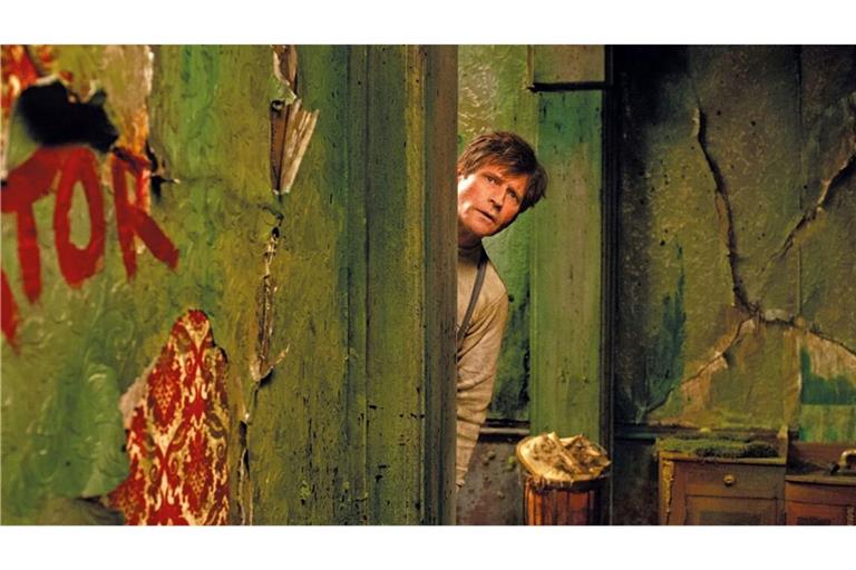 Herr K. (Crispin Glover) landet ungewollt in einer surrealen Welt.