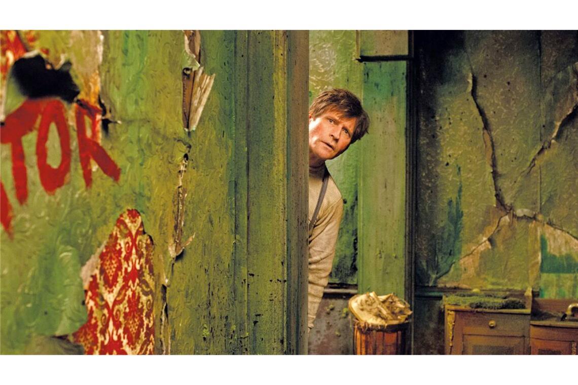 Herr K. (Crispin Glover) landet ungewollt in einer surrealen Welt.