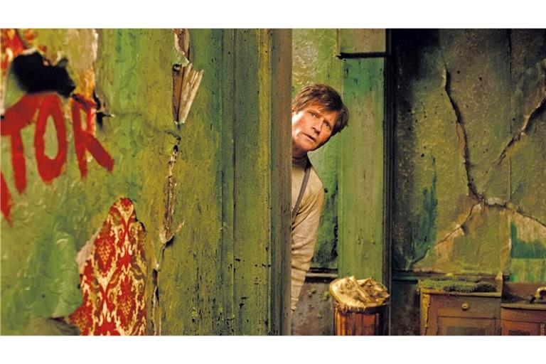 Herr K. (Crispin Glover) landet ungewollt in einer surrealen Welt.