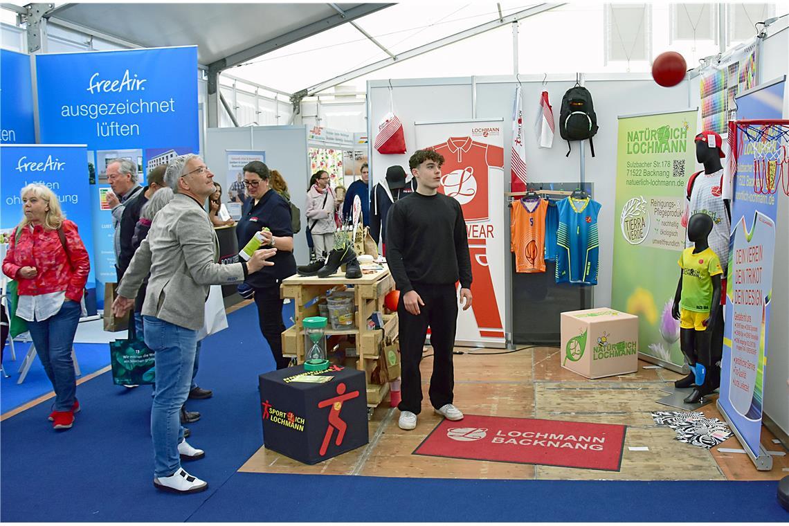 Herr Windmüller mit einem sicheren Wurf am Stand der Firma Lochmann. Leistungs- ...