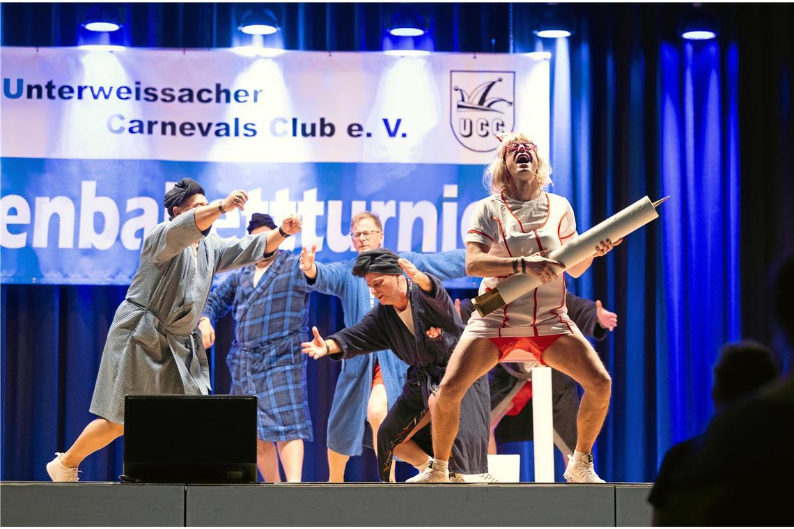 Unterweissacher Carnevals-Clubs präsentiert Herrenballett-Contest Herrlich selbstironisch kommt die Performance „Männerschnupfen“ mit dem Ballett des Carnevals-Clubs Binswanger Boschurle daher.
