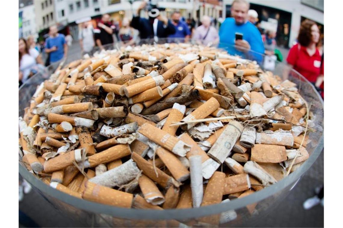 Wegwerfartikel: Hersteller sollen für Entsorgung bezahlen Hersteller von Wegwerfartikeln wie Zigaretten und Einwegkaffeebechern sollen künftig stärker an den Kosten der Stadtreinigung beteiligt werden. Foto: Martin Gerten