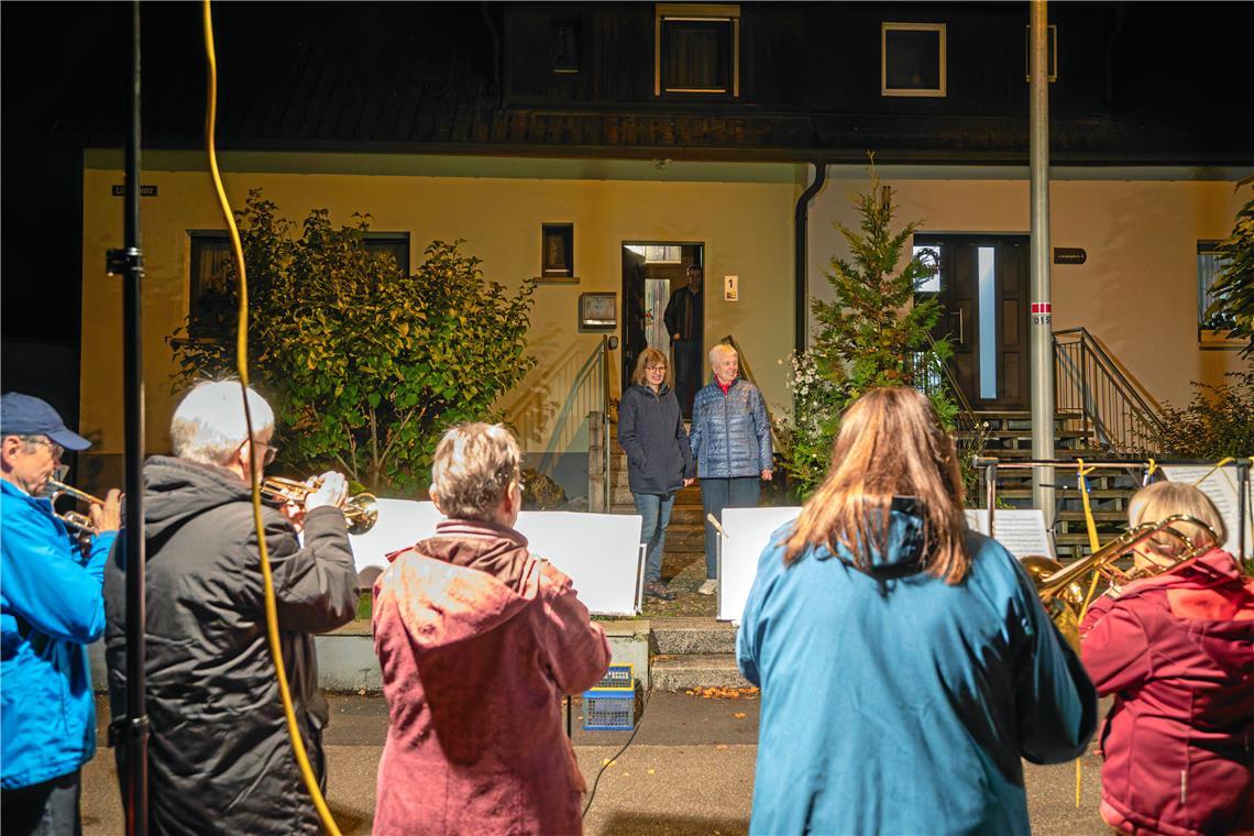 Lautstarke Geburtstagsständchen mit Posaunen Herta Theiss (hinten rechts) freut sich über das Ständchen, das ihr der Posaunenchor zum 85. Geburtstag spielt. Foto: Stefan Bossow