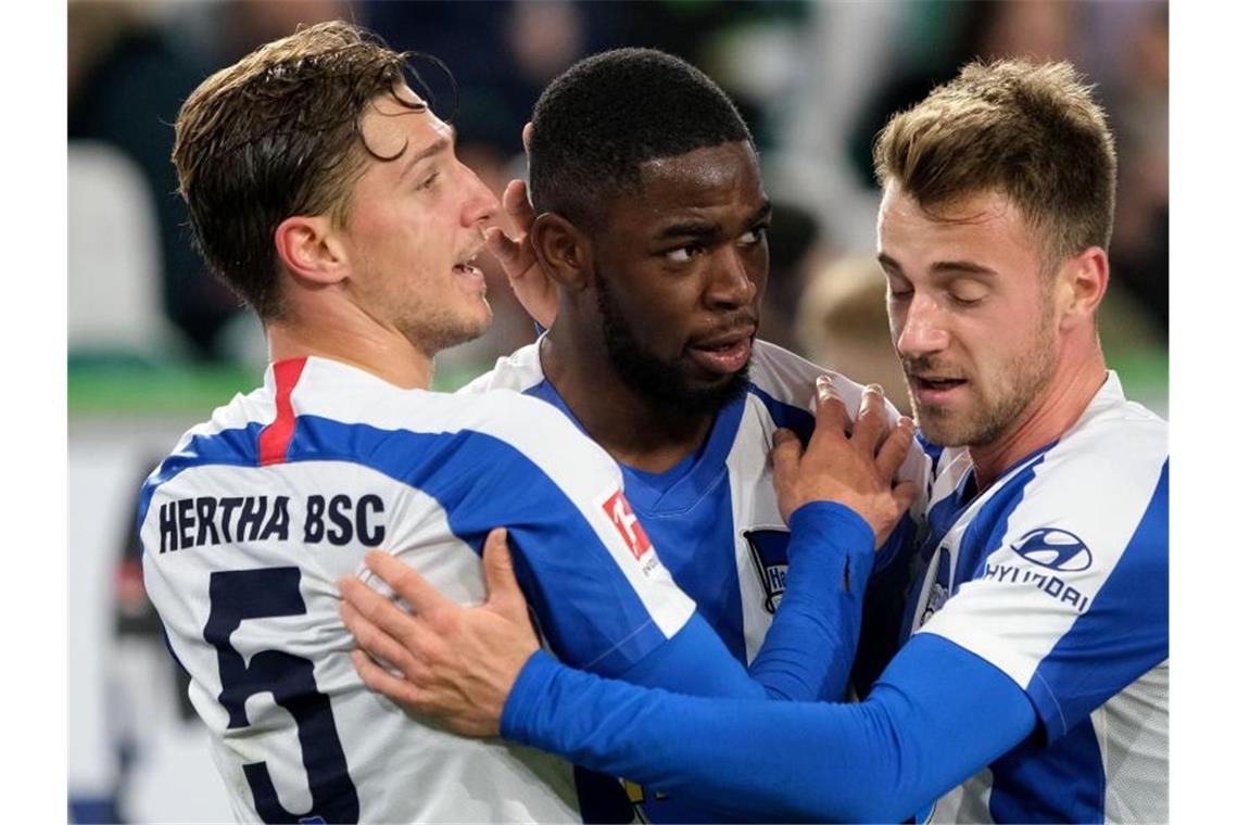 Leipzig verliert, Bayern und Gladbach holen auf Hertha BSC drehte die Partie in Wolfsburg. Foto: Peter Steffen/dpa