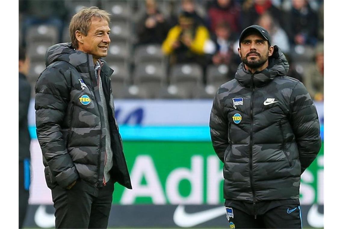 Harte Hertha-Vorbereitung unter Klinsmann Hertha-Chefcoach Jürgen Klinsmann (l) und sein Co-Trainer Alexander Nouri. Foto: Andreas Gora/dpa