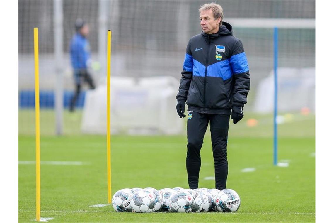 Klinsmann zum Thema Trainerlizenz: „Gar kein Problem“ Hertha-Coach Jürgen Klinsmann hat Unterlagen für seine Trainerlizenz eingereicht. Foto: Andreas Gora/dpa