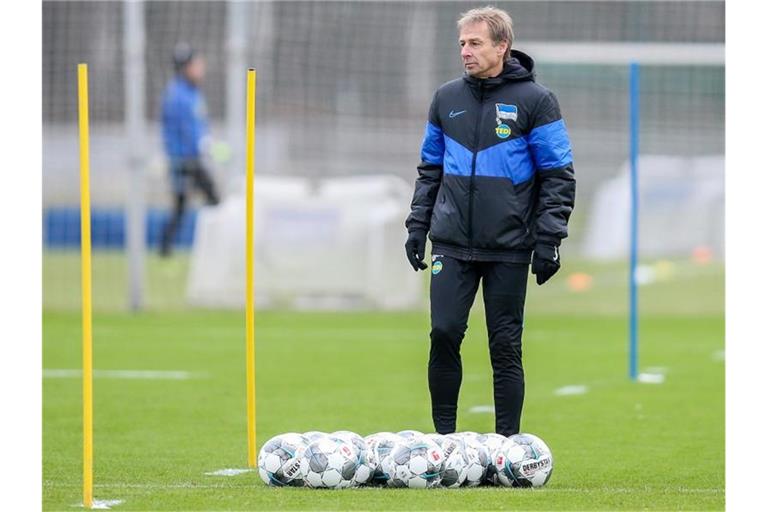 Hertha-Coach Jürgen Klinsmann hat Unterlagen für seine Trainerlizenz eingereicht. Foto: Andreas Gora/dpa