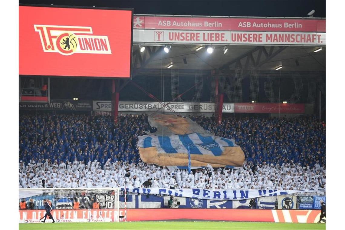 Hertha-Fans sind beim Berlin-Derby in der Alten Försterei im Gästeblock des Stadions. Foto: Britta Pedersen/dpa/Archivbild