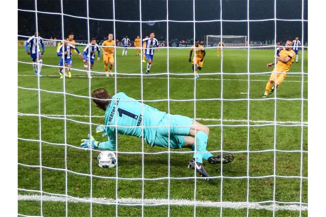 Hertha-Keeper Thomas Kraft war beim Sieg der Berliner gegen Dynamo Dresden der Matchwinner. Foto: Andreas Gora/dpa
