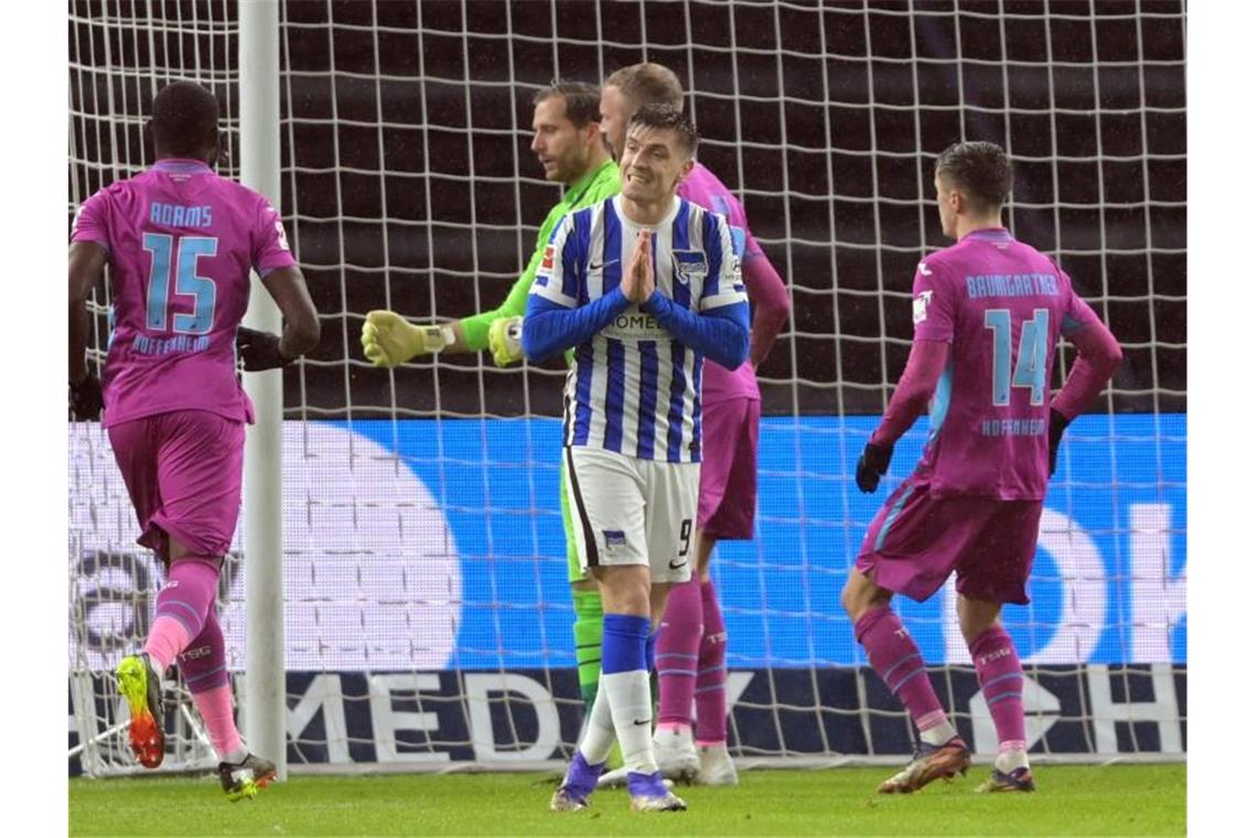 Hertha-Stürmer Krzysztof Piatek (M.) ärgert sich über seinen vergebenen Elfmeter. Foto: Soeren Stache/dpa-Zentralbild/dpa